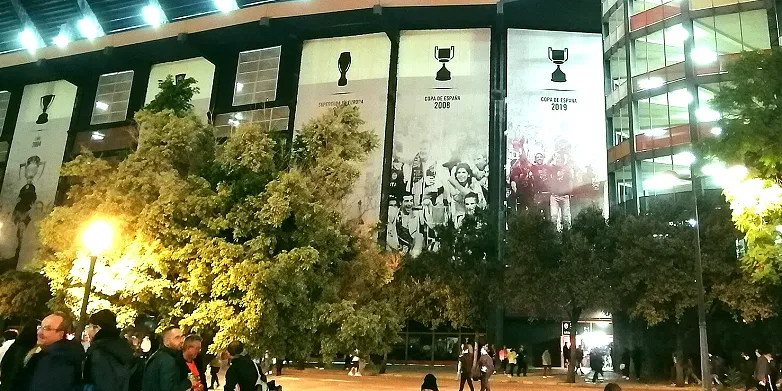 球员赛前在球场内热身实拍(更衣室的最后动员)